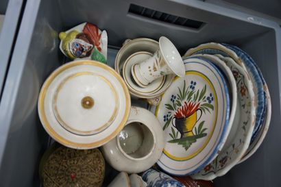 null Important lot de céramique : assiettes décoratives en faïence, vase rouleau...