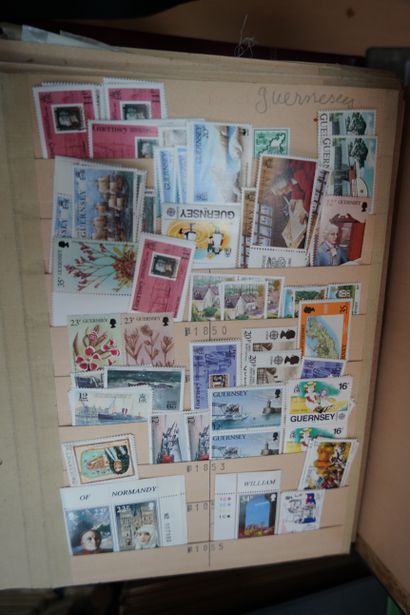 null Réunion de onze albums de timbres: îles de Jersey, Man, Guernsey, Islande, Irlande,...