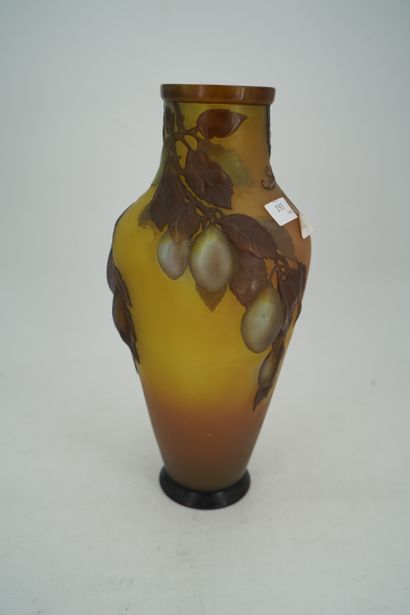 null Vase de forme balustre en verre multicouches à décor polychrome dégagé à l'acide...