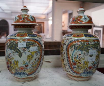 null Paire de vases en porcelaine italienne à décor dans le goût de la chine de ...