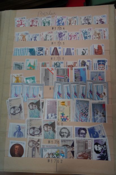 null Réunion de onze albums de timbres: îles de Jersey, Man, Guernsey, Islande, Irlande,...