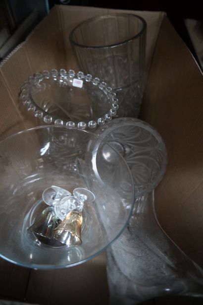 null Important lot de bibelots: grand vase en verre moulé, assiettes dépareillées,...