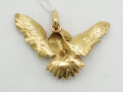 null Pendentif en or 18K épousant la forme d'un aigle, les yeux ornés de petits diamants,...