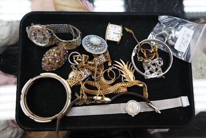 null Lot de bijoux fantaisie : bracelet jonc en argent, trois bagues en argent. Poids...