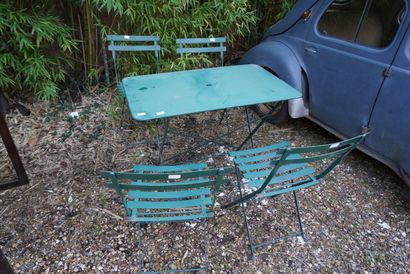 null Mobilier de jardin en métal laqué vert : une table et quatre chaises pliant...