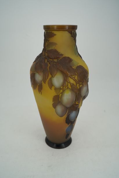 null Vase de forme balustre en verre multicouches à décor polychrome dégagé à l'acide...