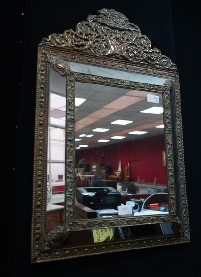 null Miroir à parecloses en métal repoussé de style Louis XIV.