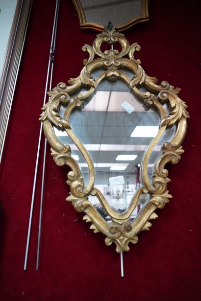 null Deux miroirs modernes en bois doré, l'un de forme chantournée, l'autre de forme...