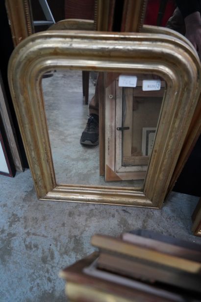 null Miroir cintré en bois et stuc doré ; Paire de miroirs en bois et pâte à décor...