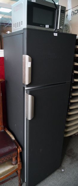 null *Micro-ondes PROLINE et réfrigérateur congélateur SCHNEIDER.