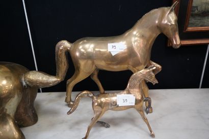 null Réunion de trois sujets en bronze doré figurant deux chevaux et un renne, Inde...