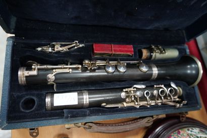 null Flûte traversière de l'époque Romantique et clarinette dans son étui.