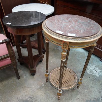 null Ensemble comprenant une petite table de style Louis XVI en bois doré et deux...
