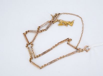 null Bracelet en or 18k avec un pendentif représentant un ange à genoux (750 millièmes)....