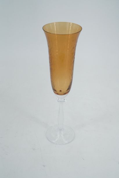 null Six flûtes à champagne à cristal gravé bruni.