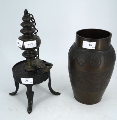 Vase en bronze à décor de nuée. Chine XXe...