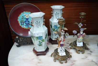 null Paire de vases en porcelaine à décor de fleurs de forme hexagonale, Chine XXe...