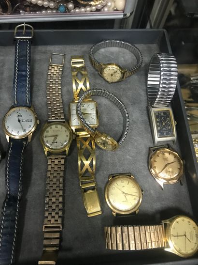 null Important lot de bijoux fantaisie et objets de vitrine : montres bracelet dont...