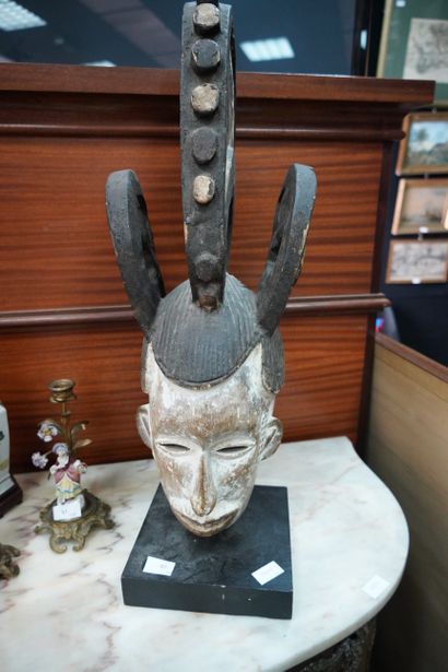 null Important masque en bois sculpté à patine blanche et noire, Afrique XXe siè...