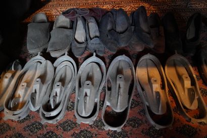 null Matériel de bottier et cordonnier: moules à souliers en fer, outils de cordonnier,...