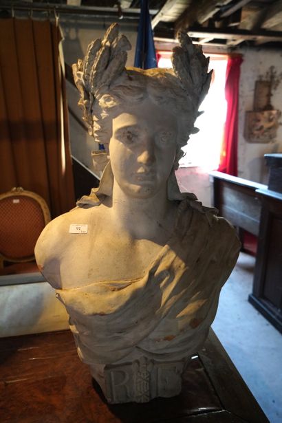 null Buste de Marianne en terre cuite peinte portant l'inscription "RF", signée DELLOIS...
