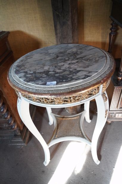 null Deux tables de chevet en bois mouluré, plateaux de marbre, un guéridon circulaire...