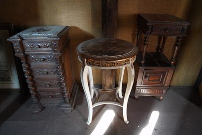 null Deux tables de chevet en bois mouluré, plateaux de marbre, un guéridon circulaire...