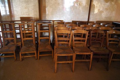 null Important ensemble de chaises rustiques en bois paillé et prie-Dieu en bois...