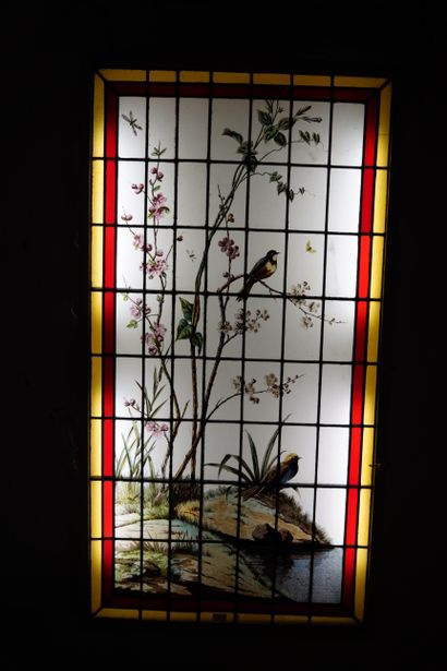 null 
Paire de vitraux figurant des oiseaux dans des paysages, signés PROYE. C. 1900....