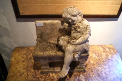 null Groupe en albâtre sculpté figurant un enfant sommeillant sur un banc.