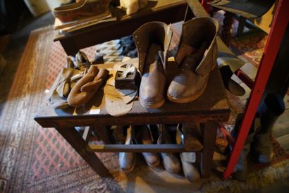 null Matériel de bottier et cordonnier: moules à souliers en fer, outils de cordonnier,...