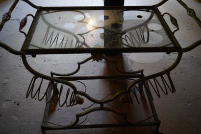 null Table desserte en fer forgé, le plateau supérieur de verre surmontant deux supports...