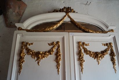 null Miroir triptyque en bois peint et bronziné, ouvrant par deux portes à décor...