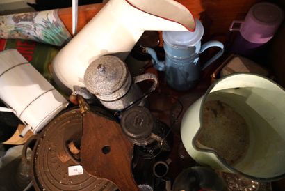 null Lot d'ustensiles de cuisine : cafetière en tôle émaillée, brocs, lampe à pétrole,...