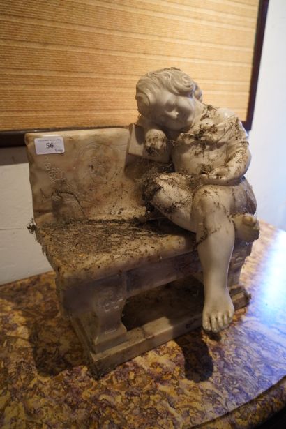 null Groupe en albâtre sculpté figurant un enfant sommeillant sur un banc.