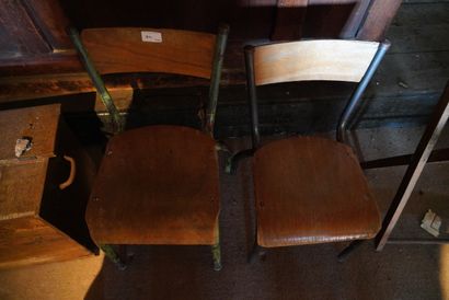 null Deux chaises basses d'écolier en fer et bois, petit pupitre pliant d'enfant...