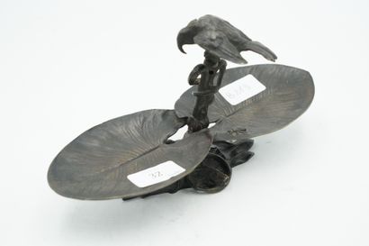  Vide poche en bronze patiné épousant la forme de deux feuilles de nénuphars, la...