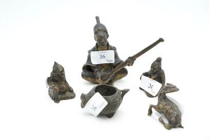  Réunion de cinq sujets en bronze : musicien, deux personnages érotiques, petite...