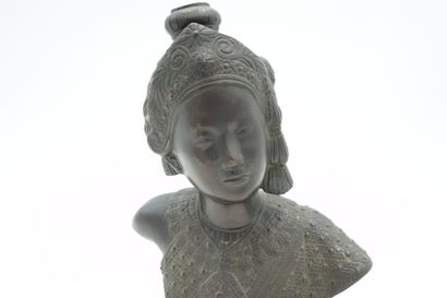 Ecole Moderne, Portrait de jeune femme asiatique, bronze, manque un élément de la...