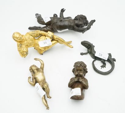 null Réunion de cinq bronzes de pendules ou d'ameublement : jeune homme lisant, putti,...