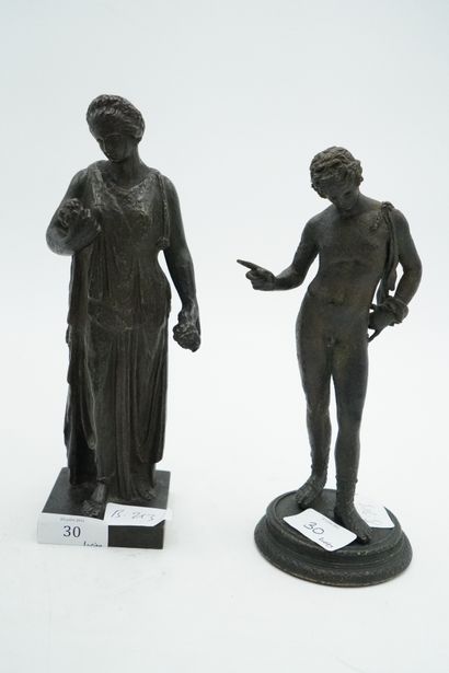  Deux sujets en bronze figurant une femme à l'antique et un éphèbe.