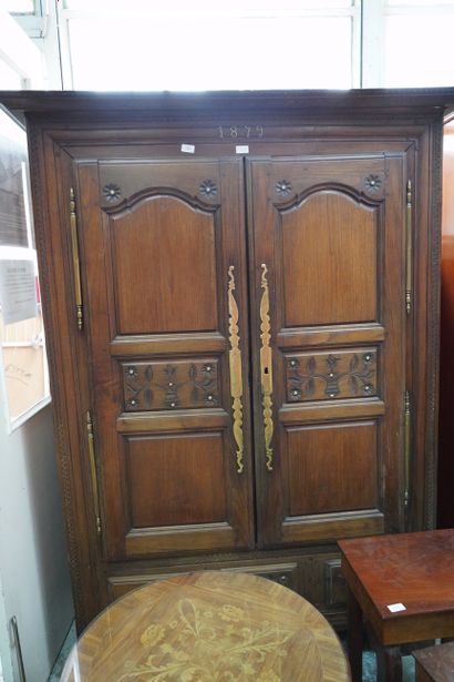 null Armoire en chêne mouluré et sculpté ornée de la date 1879.