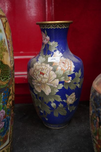 null * Réunion de quatre vases en porcelaine, faïence et métal à décor de fleurs,...