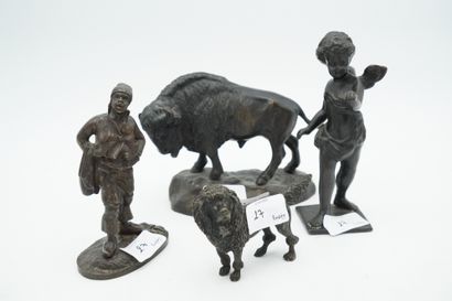  Réunion de quatre sujets en bronze : bison, caniche, angelot, jeune garçon en s...