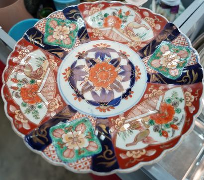 null Lot de porcelaine asiatique : assiettes à décor Imari, pot couvert et coupe...