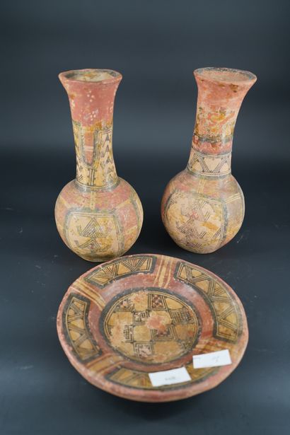null Trois poteries dans le goût précolombien : deux vases et une assiette.