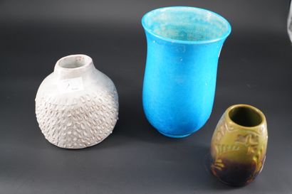 null Réunion de 3 vases : M. SIMON, vase en terre cuite émaillée blanc ; petit vase...