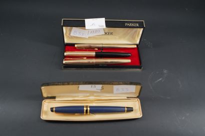 null Trois stylos PARKER plaqués or, et une paire de WESTON de taille 7.