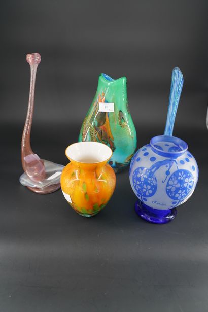 null *Réunion de 5 vases : vases piriforme en verre multicouche soufflé à décor de...