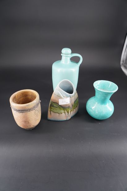 null *Réunion de 4 vases en céramique : petit vase signé LACHENAL à glacçure verte...